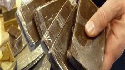 ضبط كمية كبيرة من الحشيش بحوزة عشريني في الخانكة