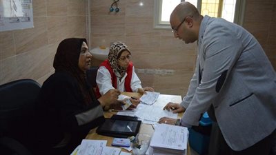 نائب محافظ بورسعيد يتابع مبادرة القضاء على فيروس سي بحي الزهور