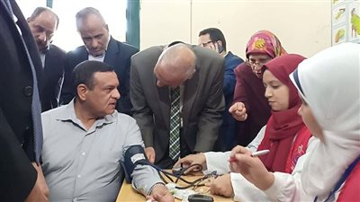 صور.. محافظ البحيرة يجري تحليل فيروس سي في مبادرة الرئيس السيسي