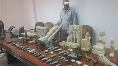 صور.. القبض على صاحب محل مشغولات ذهبية ونجله لحيازتهما 70 قطعة أثرية بالقاهرة
