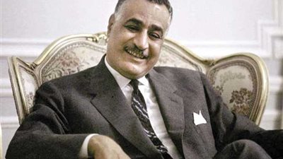 شاهد صور نادرة ترصد مشاركة الفنانين في جنازة جمال عبد الناصر