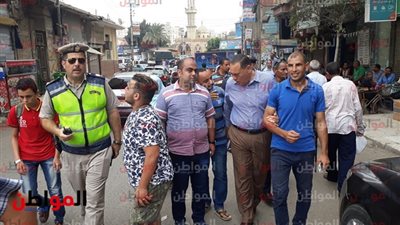 صور.. سيراً على الأقدام.. محافظ الشرقية يتجول بميدان عرابي