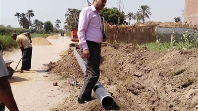 رئيس قرية برديس يتابع أعمال تمديد وتركيب خطوط المياة الجديدة