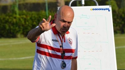 جروس يجتمع بلاعبيه علي هامش المران