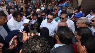 صور.. جولة موسعة لمحافظ الإسكندرية بعزب وقرى المنتزة أول
