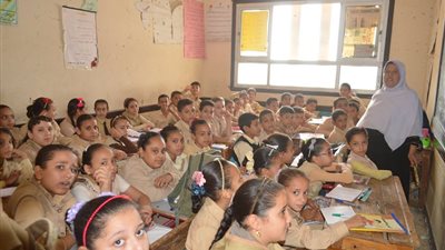 الكثافة المرتفعة وتأخر تطبيق النظام الجديد.. مشكلات تواجه طلاب المدارس بكفر الشيخ