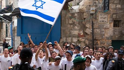 أداء رقصات استفزازية يهودية بالأقصى تحت رعاية قوات الإحتلال