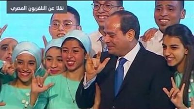 السيسي في مشهد إنساني .. أسرار العلامة التي أشار بها الرئيس لذوي القدرات الخاصة
