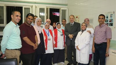 صور.. محافظ الفيوم يتابع الكشف على فيروس 