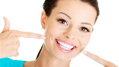 فيديوجراف| إبتسامتك عنوان حلاوتك.. 8 خطوات لتبييض الأسنان 