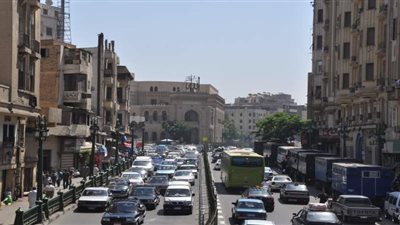 تحويلات وكثافات مرورية بشارع الأزهر نتيجة انهيار عقار الموسكى 