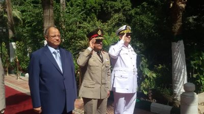 محافظ القاهرة وقائد المنطقة المركزية يضعان اكليل الزهور على مقابر الشهداء