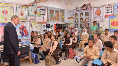 صور.. محافظ أسيوط يطالب بتفعيل الانشطة المدرسية والالتزام بالنظافة العامة