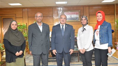 صور.. رئيس جامعة أسيوط يشارك فى مبادرة 