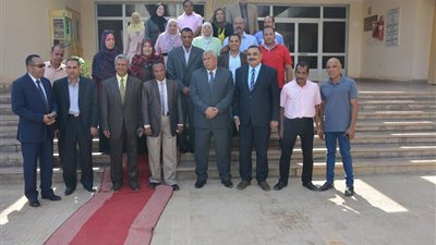 عبر أثير الإذاعة المحلية.. محافظ الوادي الجديد يهنئ المواطنين بالعيد القومي