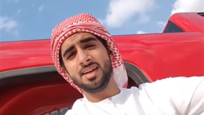 فيديو.. الطريقة الأسهل لإخراج سيارة عالقة في الرمال