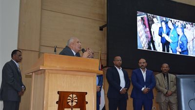 محافظ الوادي الجديد: عقد مؤتمرات علمية دورية لتنمية المحافظة