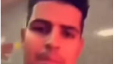 فيديو.. شخص مجهول يشعل النيران في عدة سيارات والسبب