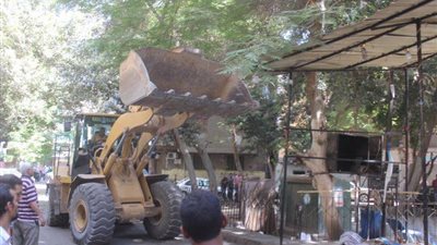 صور.. رئيس حي الساحل يتابع أعمال إزالة مقهى إكسبرسو 