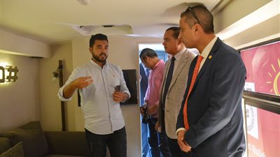 الانصارى وعزيز يتفقدان اتوبيس الاستثمار الطائر في سوهاج