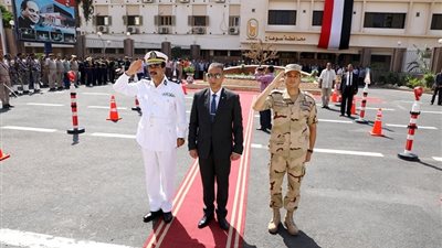 محافظ سوهاج يضع إكليل الزهور علي النصب التذكاري بمناسبة الذكرى 45 لانتصارات أكتوبر