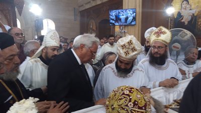 محافظ الدقهلية يتقدم جنازة الانبا بيشوى مطران دمياط