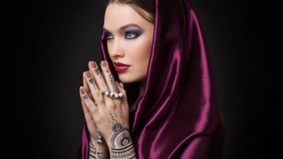 فيديوجراف | 10 علامات يعشقها الرجل في المرأة 