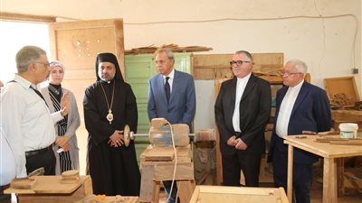 صور.. محافظ قنا يستقبل وفد إيطالي بمركز الصناعات الخشبية بقرية حجازة