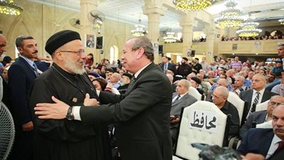 صور.. محافظ كفر الشيخ يشارك في مراسم قداس تشييع جنازة الأنبا بيشوي