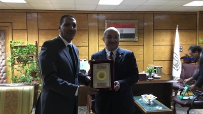 صور.. خلال لقاء للتهنئة ومناقشة عددًا من المشكلات.. رئيس جامعة أسيوط يُكرم نقيب المهندسين