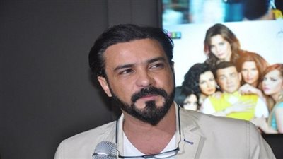 صورة .. محمد رجب يؤدي مناسك العمرة 