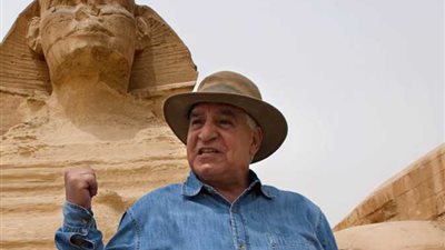 زاهي حواس ينظم زيارة للأهرامات برفقة 