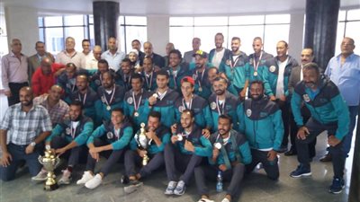 تكريم فريق إنشاء الطرق الفائز ببطولة كأس الجمهورية للشركات في كرة القدم