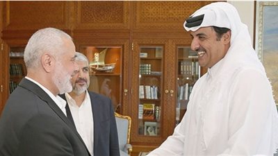 كله بعلم إسرائيل .. قطر تدعم حماس بالأموال 