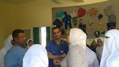 صور.. وصول فريق طبي للطوارئ إلى قرية الراشدة في الوادي الجديد