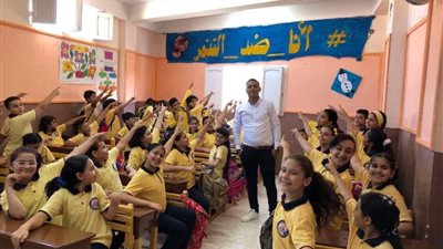 صور .. مدرس مصري يشارك في حملة التنمر بطريقته الخاصة