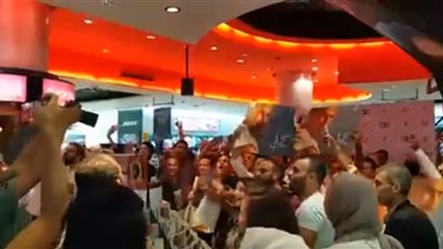 مجانين عمرودياب .. هكذا احتفلوا بصدور ألبوم كل حياتي .. لن تصدق !