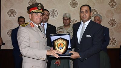 رئيس جامعة دمنهور يشهد وضع إكليل من الزهور على النصب التذكارى