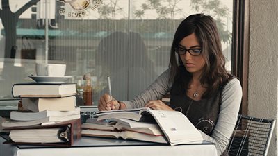 احكيلنا حكايتك.. تعمل وتدرس في آن واحد .. حنان فتاة يتعلم منها الكثير