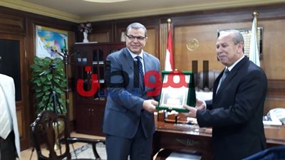 محافظ كفر الشيخ ووزير القوى العاملة يتبادلان الدروع التذكارية