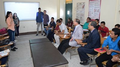 رئيس جامعة سوهاج يتفقد إحدى جلسات مجموعات طلاب الفرقة الأولى بكلية الطب