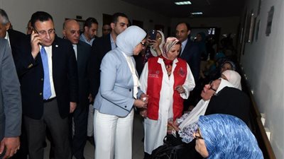 صور.. مواطنة لوزيرة الصحة: اشكرلنا الريس على مبادرة القضاء على فيروس 