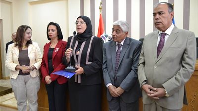 دموع ممزوجة بالفرح  بـ احتفالية نساء في ظهر الوطن ..ووالدة شهيد تقدم تكريمها للسيسي