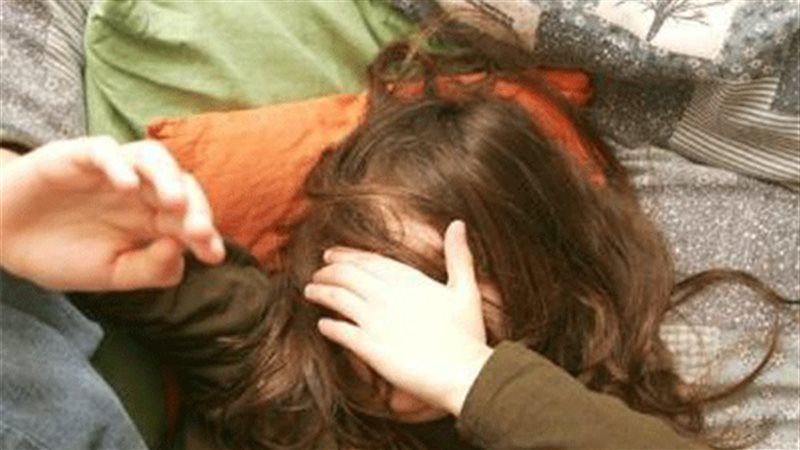  أب تناوب على اغتصاب