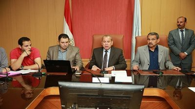محافظ كفرالشيخ يتابع آليات ربط طرق المحافظة بالشبكة القومية للطرق