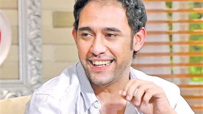 فيديو| عمرو مصطفى يتحدى الهضبة بأغنية 