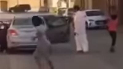 فيديو| أب يعتدي على ابنته بـ