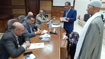 خلال لقائه الأسبوعي.. محافظ البحيرة يلتقى بـ 30 مواطن لبحث شكواهم ومطالبهم