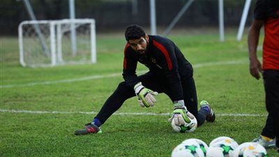 الأهلي يجهز شريف إكرامي للترسانة.. ووليد سليمان يغيب عن التدريب