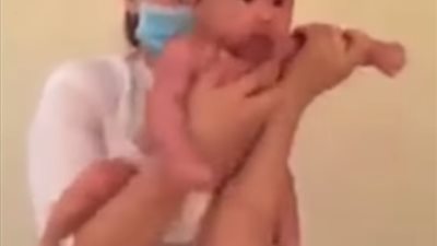 شاهد ماذا فعلت ممرضة بطفلة صغيرة.. لن تصدق 